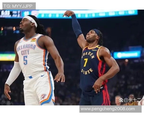 勇士在关键时刻逆转雷霆以121-118取得胜利展现强大韧性与团队合作精神